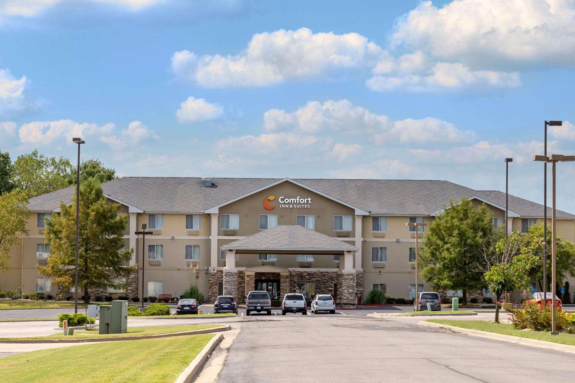 Comfort Inn & Suites Pittsburg Exterior photo